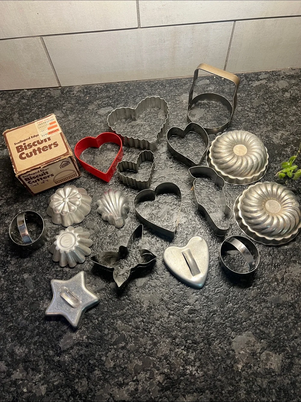 20 piece Assorted VINTAGE COOKIE CUTTERS, MOLDS, BISCUIT CUTTERS.